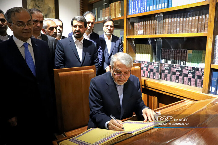 ادای احترام نمایندگان کشورهای عضو اکو به مقام ابوعلی سینا