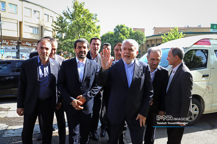 ادای احترام نمایندگان کشورهای عضو اکو به مقام ابوعلی سینا