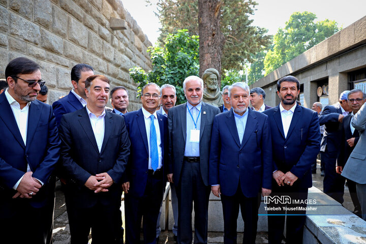 ادای احترام نمایندگان کشورهای عضو اکو به مقام ابوعلی سینا