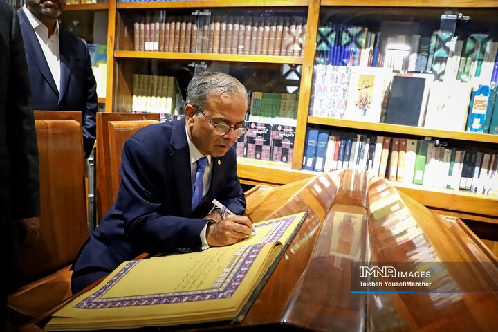 ادای احترام نمایندگان کشورهای عضو اکو به مقام ابوعلی سینا