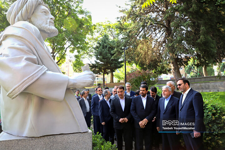 ادای احترام نمایندگان کشورهای عضو اکو به مقام ابوعلی سینا