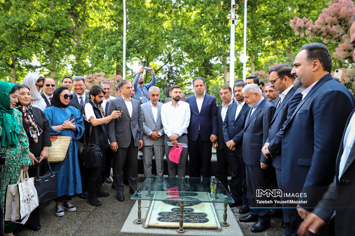 ادای احترام نمایندگان کشورهای عضو اکو به مقام ابوعلی سینا