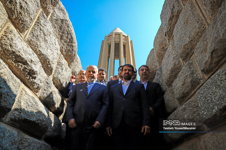 ادای احترام نمایندگان کشورهای عضو اکو به مقام ابوعلی سینا