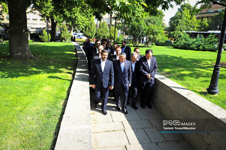 ادای احترام نمایندگان کشورهای عضو اکو به مقام ابوعلی سینا