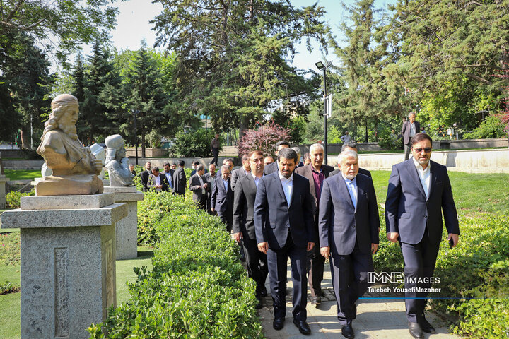 ادای احترام نمایندگان کشورهای عضو اکو به مقام ابوعلی سینا