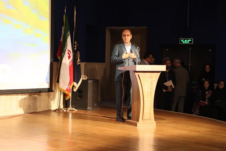 هنر چراغ راه جامعه است