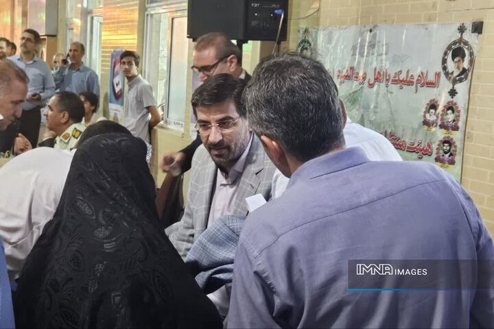 برگزاری میز خدمت با حضور رئیس کل دادگستری استان اصفهان در امامزاده کرار (ع)