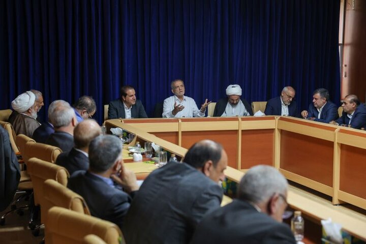 پزشکیان: با تکیه بر مردم درحال تکمیل کاستی‌ها در نظام آموزشی هستیم