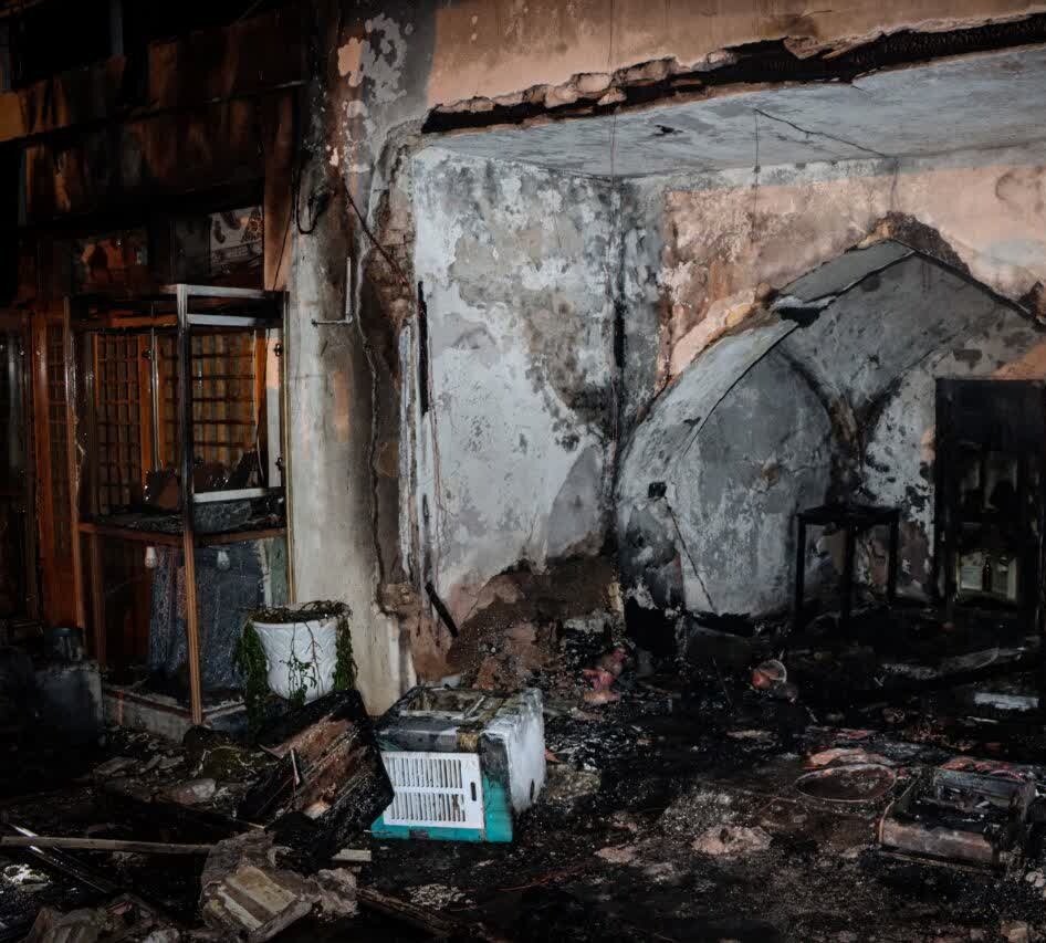 وقوع حریق در بازارچه نجارها و خسارت به ۲ مغازه مسگری و قلمکاری + عکس