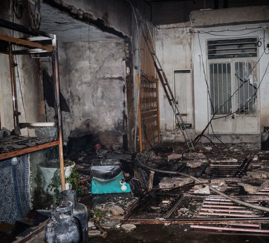 وقوع حریق در بازارچه نجارها و خسارت به ۲ مغازه مسگری و قلمکاری + عکس