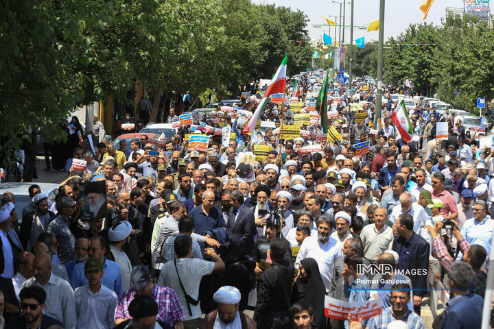 راهپیمایی نمازگزاران اصفهانی در محکومیت تجاوز رژیم صهیونیستی به کشور