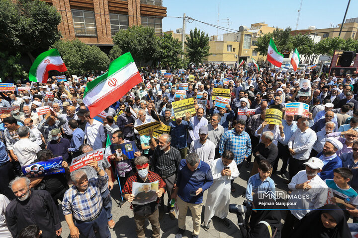 راهپیمایی نمازگزاران اصفهانی در محکومیت تجاوز رژیم صهیونیستی به کشور