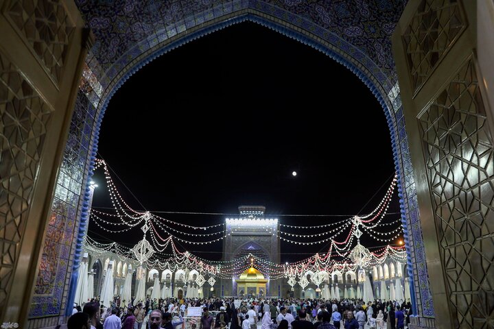 فیلم| هم‌صدایی زائران و مجاوران حرم رضوی در حمایت از رزمندگان اسلام