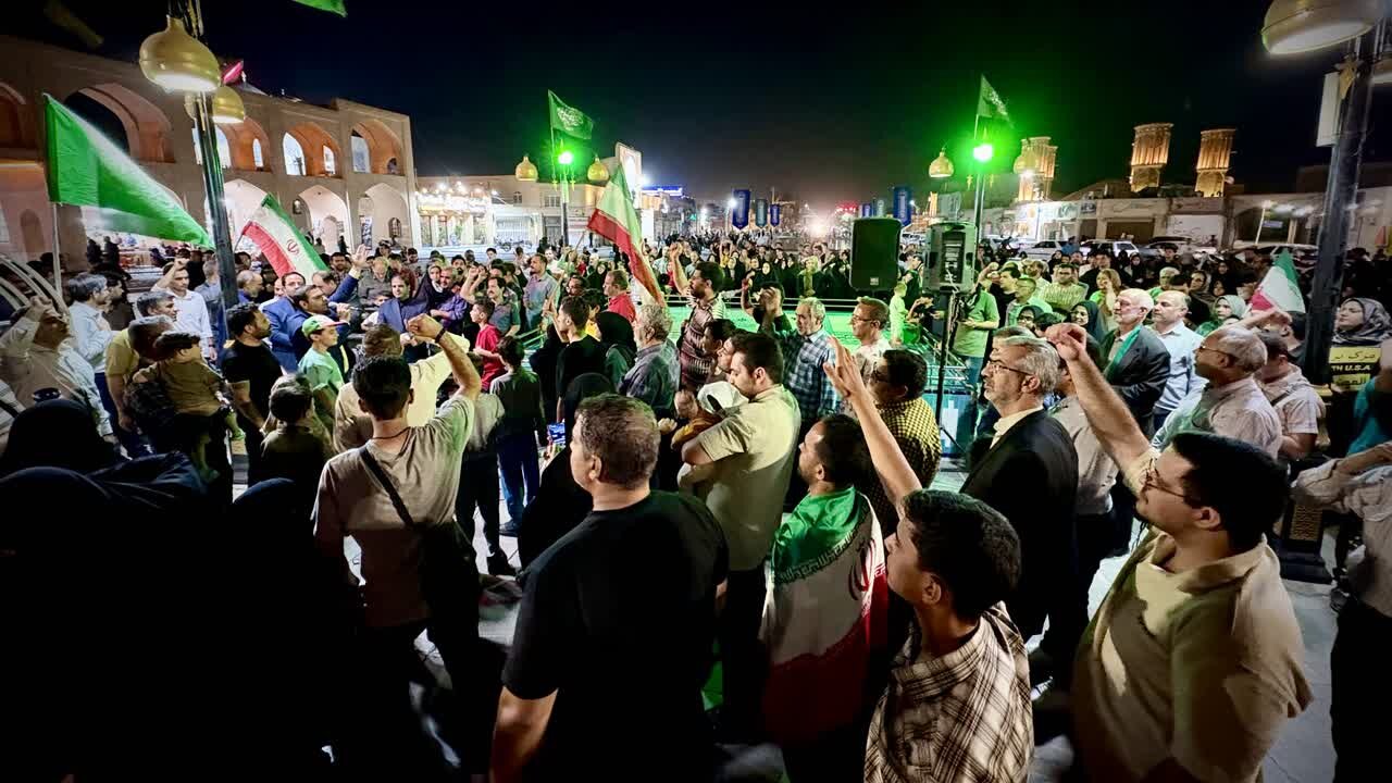 فیلم| سوخت‌رسانی مردم یزد به موشک‌ها برای نابودی اسرائیل/تجمع مردمی در حمایت از وعده صادق۳