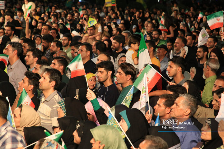 اجتماع «فداییان ولایت، مدافعان وطن» در حرم بانوی کرامت برگزار شد+ فیلم