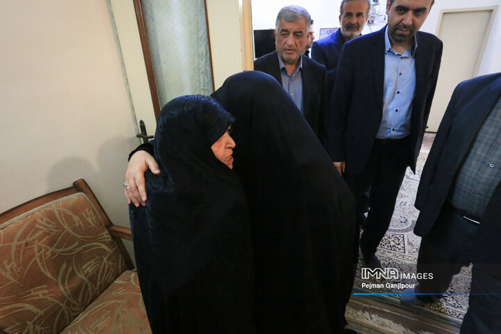 حضور شهردار و اعضای شورای شهر اصفهان در منزل پدری «شهید مهدی ربانی»