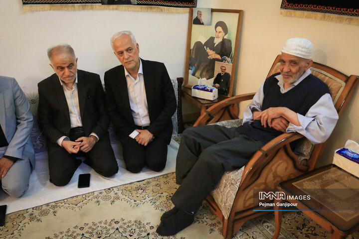 حضور شهردار و اعضای شورای شهر اصفهان در منزل پدری «شهید مهدی ربانی»