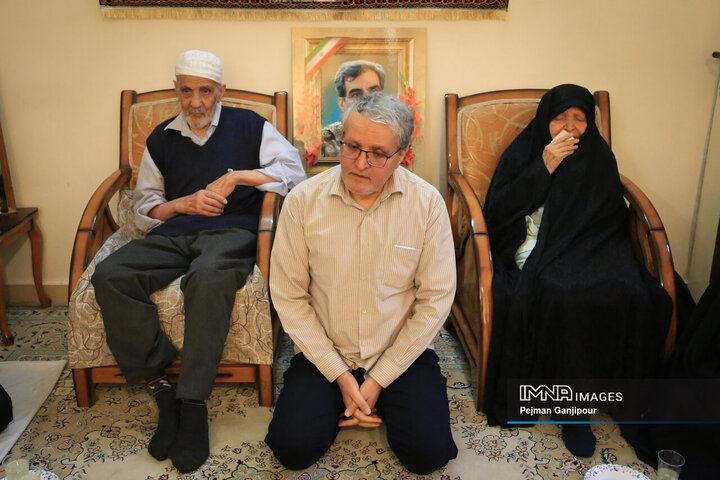 حضور شهردار و اعضای شورای شهر اصفهان در منزل پدری «شهید مهدی ربانی»