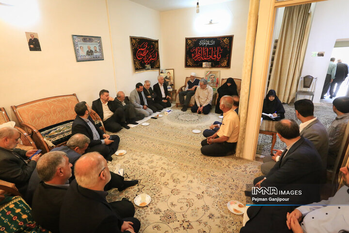 حضور شهردار و اعضای شورای شهر اصفهان در منزل پدری «شهید مهدی ربانی»