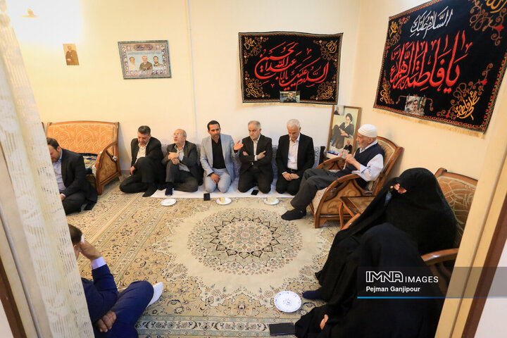 حضور شهردار و اعضای شورای شهر اصفهان در منزل پدری «شهید مهدی ربانی»