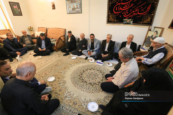 حضور شهردار و اعضای شورای شهر اصفهان در منزل پدری «شهید مهدی ربانی»