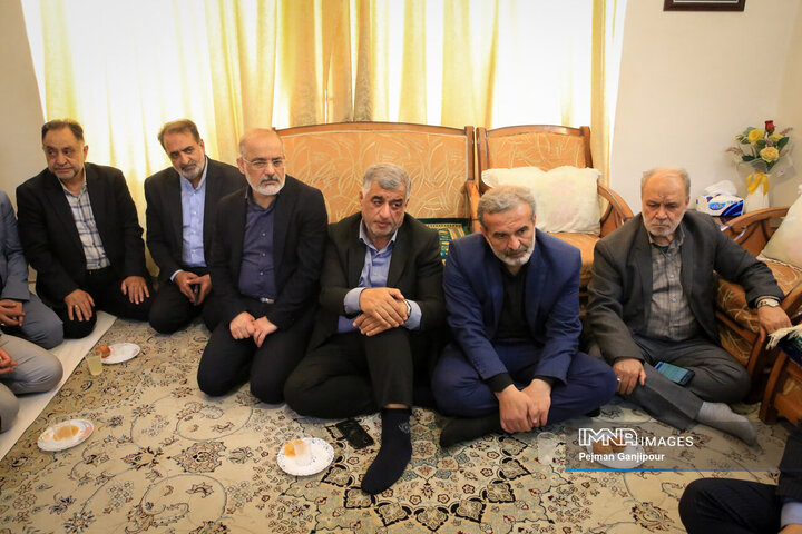 حضور شهردار و اعضای شورای شهر اصفهان در منزل پدری «شهید مهدی ربانی»