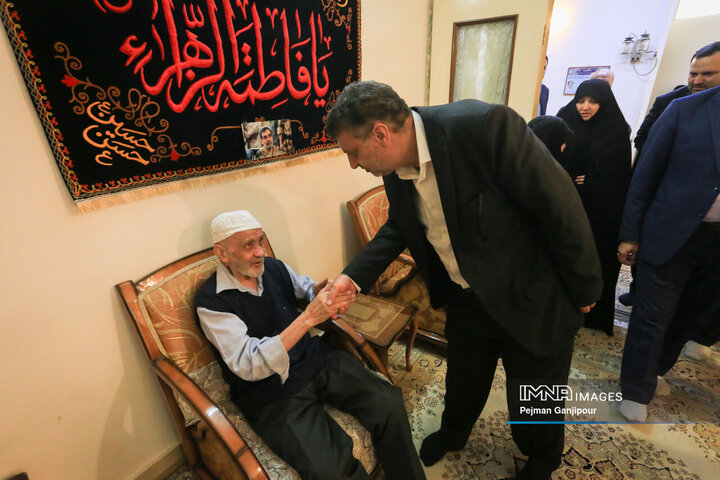 حضور شهردار و اعضای شورای شهر اصفهان در منزل پدری «شهید مهدی ربانی»