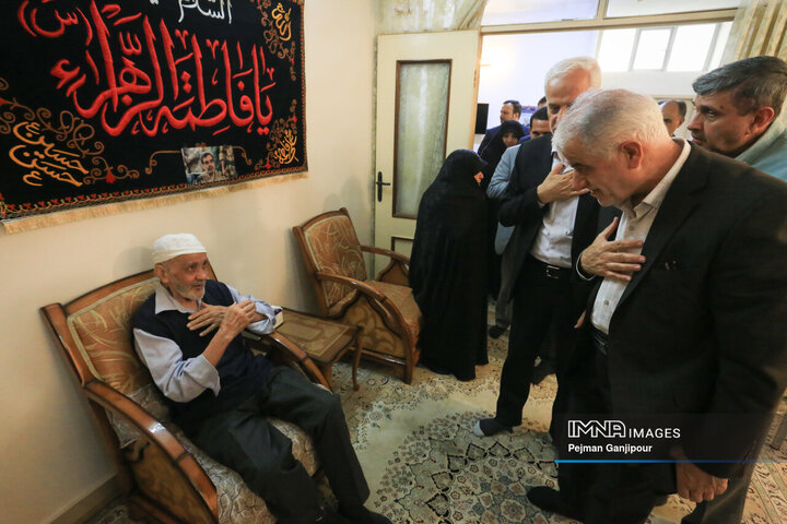 حضور شهردار و اعضای شورای شهر اصفهان در منزل پدری «شهید مهدی ربانی»