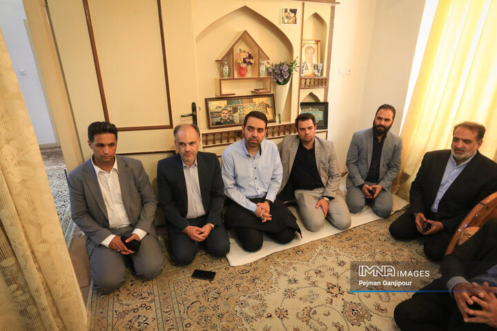 حضور شهردار و اعضای شورای شهر اصفهان در منزل پدری «شهید مهدی ربانی»