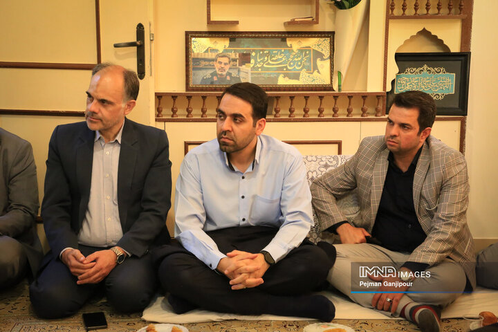 حضور شهردار و اعضای شورای شهر اصفهان در منزل پدری «شهید مهدی ربانی»