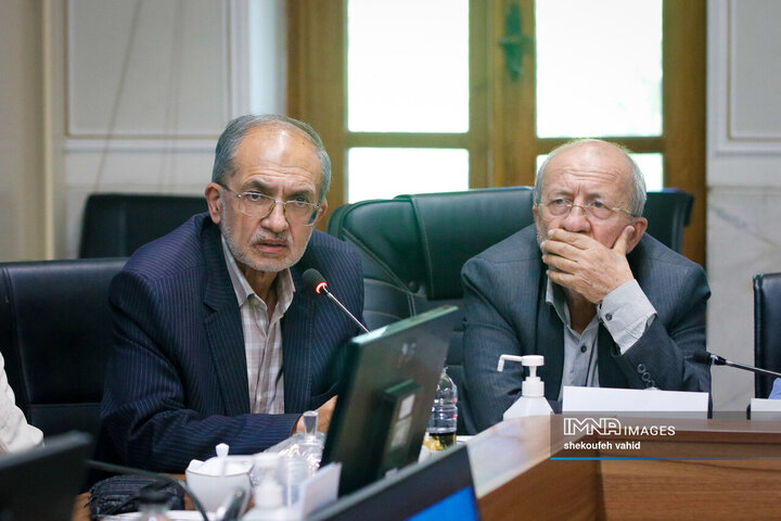 نشست جمعی از پیشکسوتان، ضابطین و دبیران احزاب و تشکل‌های سیاسی استان با استاندار اصفهان