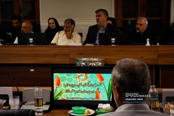 نشست جمعی از پیشکسوتان، ضابطین و دبیران احزاب و تشکل‌های سیاسی استان با استاندار اصفهان