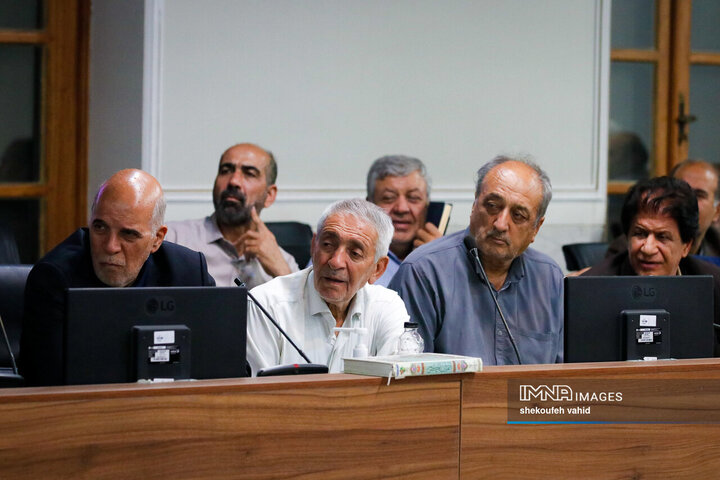 نشست جمعی از پیشکسوتان، ضابطین و دبیران احزاب و تشکل‌های سیاسی استان با استاندار اصفهان