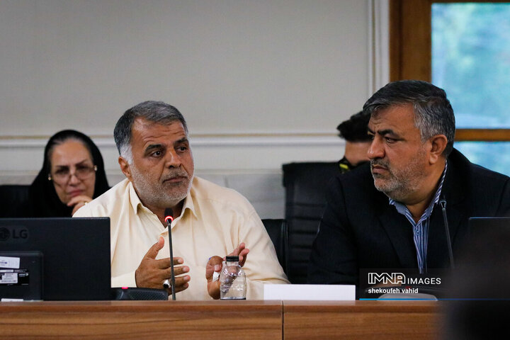 نشست جمعی از پیشکسوتان، ضابطین و دبیران احزاب و تشکل‌های سیاسی استان با استاندار اصفهان