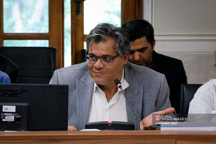 نشست جمعی از پیشکسوتان، ضابطین و دبیران احزاب و تشکل‌های سیاسی استان با استاندار اصفهان