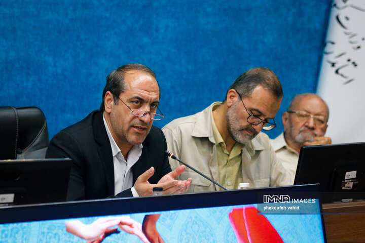 نشست جمعی از پیشکسوتان، ضابطین و دبیران احزاب و تشکل‌های سیاسی استان با استاندار اصفهان