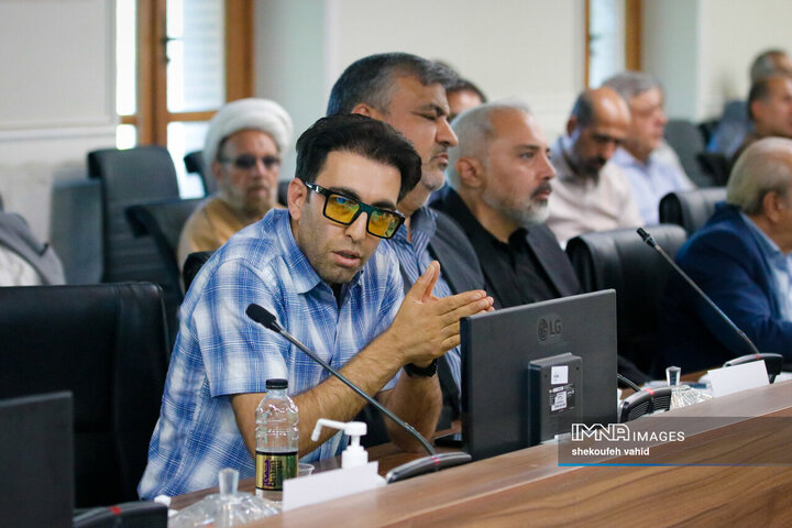 نشست جمعی از پیشکسوتان، ضابطین و دبیران احزاب و تشکل‌های سیاسی استان با استاندار اصفهان