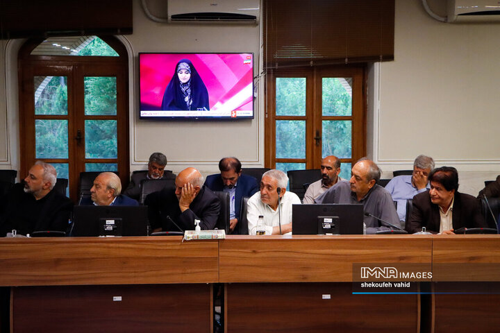 نشست جمعی از پیشکسوتان، ضابطین و دبیران احزاب و تشکل‌های سیاسی استان با استاندار اصفهان