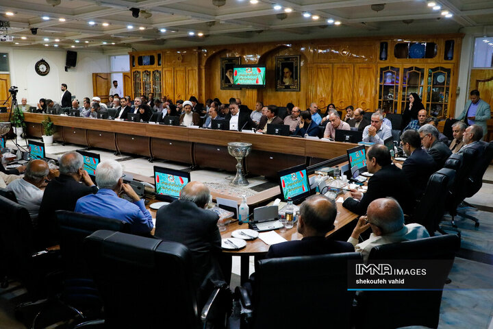 نشست جمعی از پیشکسوتان، ضابطین و دبیران احزاب و تشکل‌های سیاسی استان با استاندار اصفهان