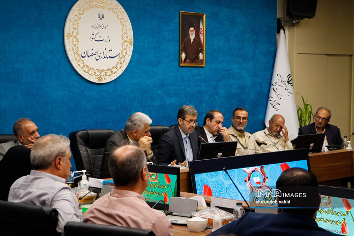 نشست جمعی از پیشکسوتان، ضابطین و دبیران احزاب و تشکل‌های سیاسی استان با استاندار اصفهان