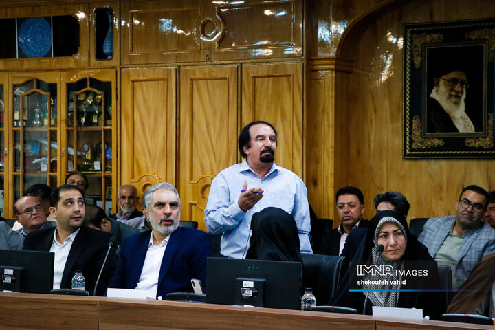 نشست جمعی از پیشکسوتان، ضابطین و دبیران احزاب و تشکل‌های سیاسی استان با استاندار اصفهان