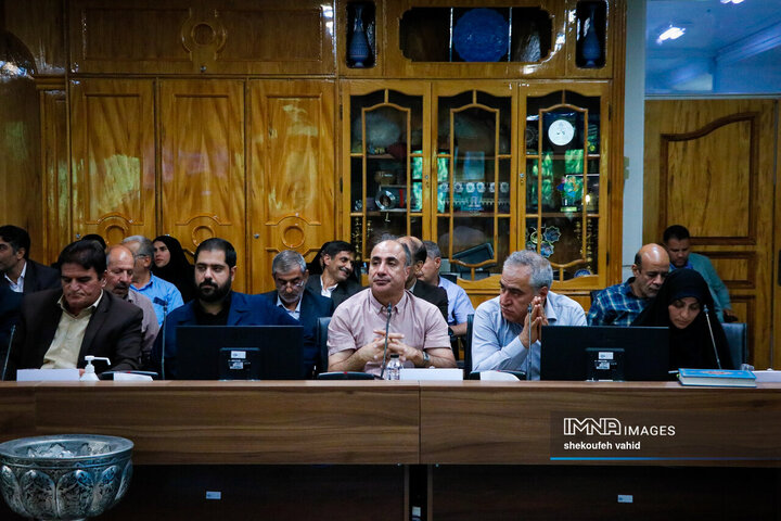 نشست جمعی از پیشکسوتان، ضابطین و دبیران احزاب و تشکل‌های سیاسی استان با استاندار اصفهان