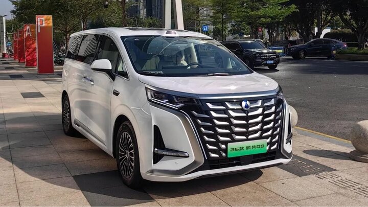 خودروی BYD  دنزا D9 PHEV مدل 2025 چه مشخصاتی دارد؟