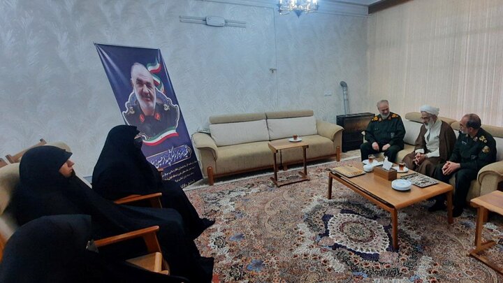 دیدار سردار فدوی با خانواده سپهبد شهید حسین سلامی