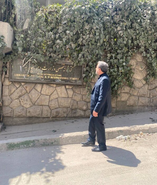 عراقچی از محل ساختمان آسیب‌دیده کتابخانه تخصصی وزارت خارجه بازدید کرد