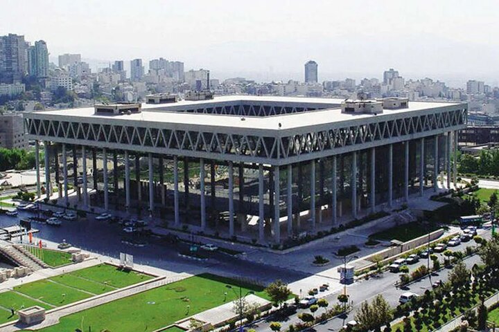 فیلم | اجرای زیبای سرود ای ایران در مقابل ساختمان شیشهای صدا و سیما