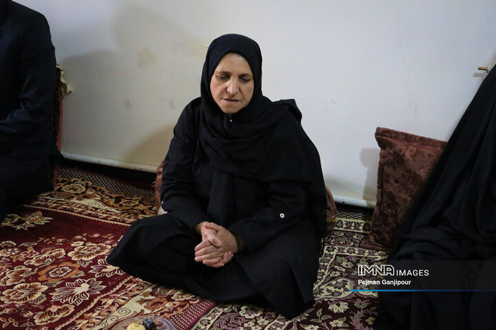 حضور مدیران شهری در منزل شهید سازمان حمل‌و‌نقل بار شهرداری اصفهان