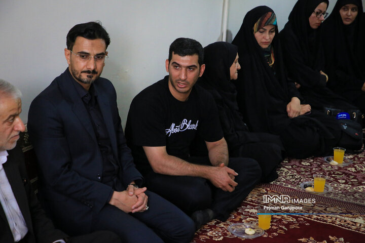حضور مدیران شهری در منزل شهید سازمان حمل‌و‌نقل بار شهرداری اصفهان
