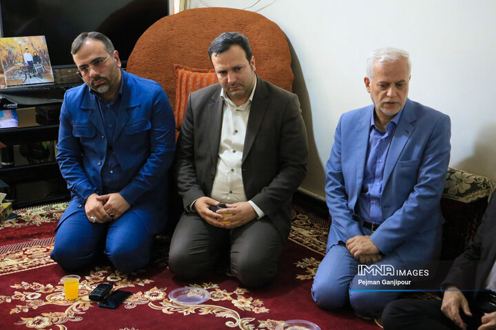 حضور مدیران شهری در منزل شهید سازمان حمل‌و‌نقل بار شهرداری اصفهان
