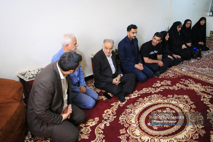 حضور مدیران شهری در منزل شهید سازمان حمل‌و‌نقل بار شهرداری اصفهان